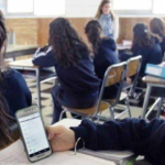 Pantallas en el aula: las claves de un debate que interpela a la educación actual